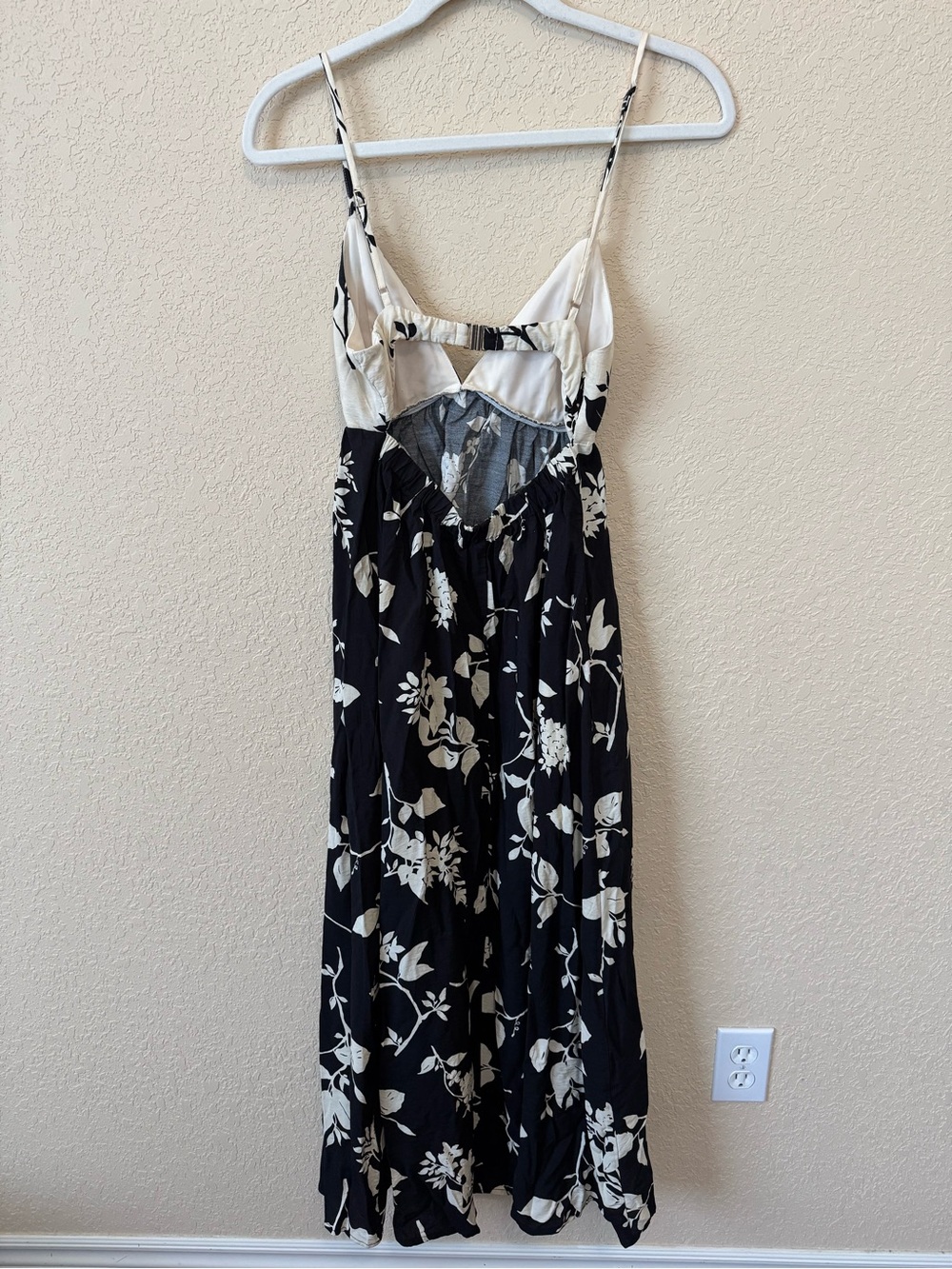 Abercrombie & Fitch Black Floral Bra-Free Clasp-Back Flowy Maxi Dress, Size XSP - Picture 4 of 15